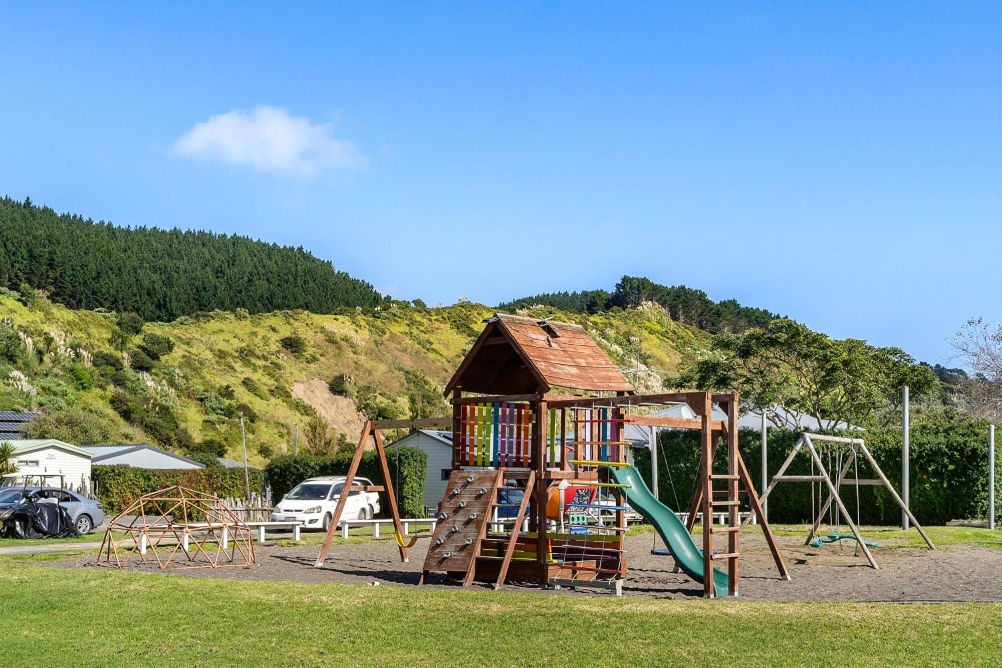 Port Waikato Holiday Park Exteriör bild